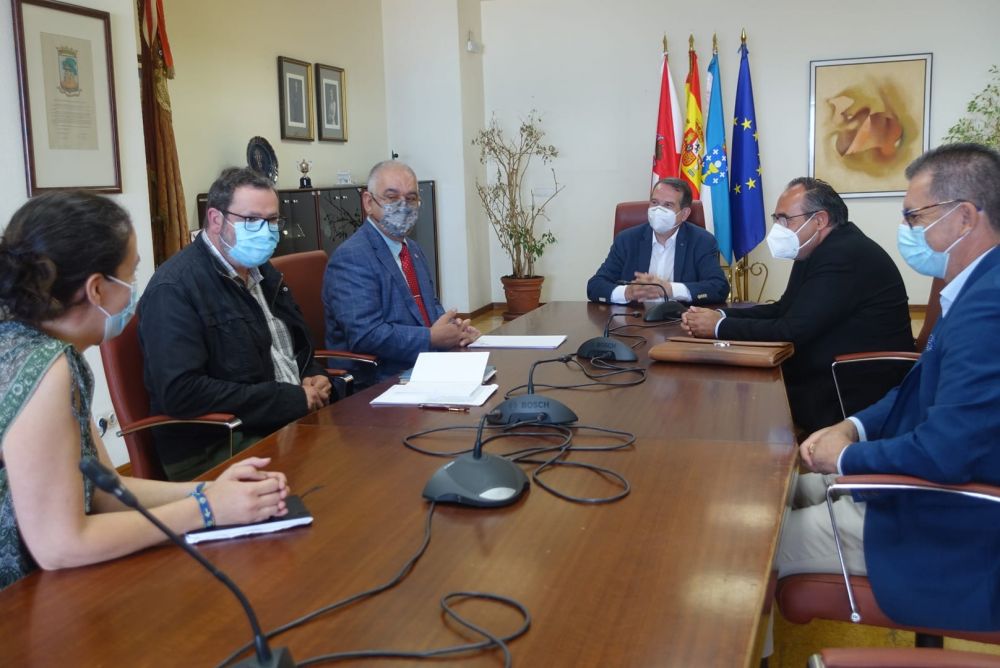Momento da reunión do alcalde coa dirección de Cáritas Tui-Vigo