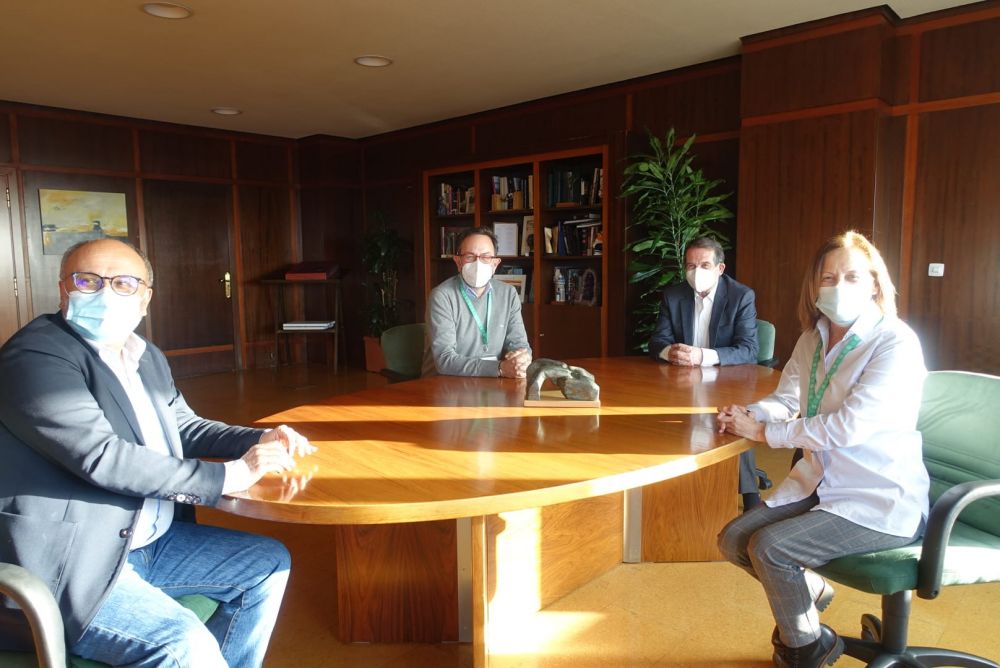 O alcalde, acompañado de edil Abel Losada, recibe ao novo presidente de AECC en Vigo, Martín Lázaro, e a presidenta provincial, Carmen Abeledo
