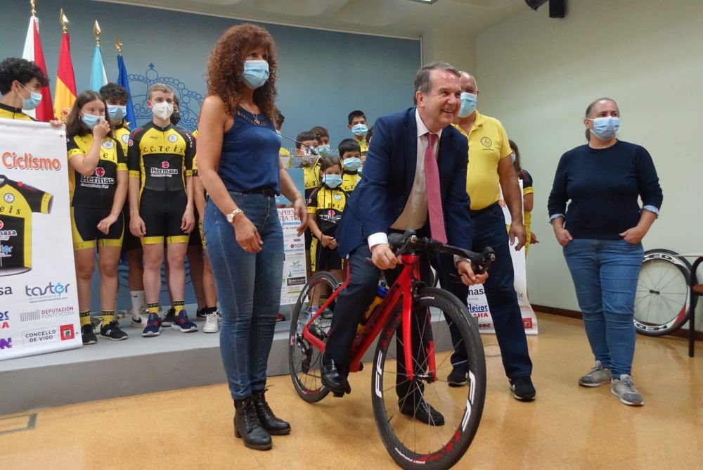 O alcalde acompañado da directiva do Club Ciclista Teis na presentación do Memorial Pablo Moreiras