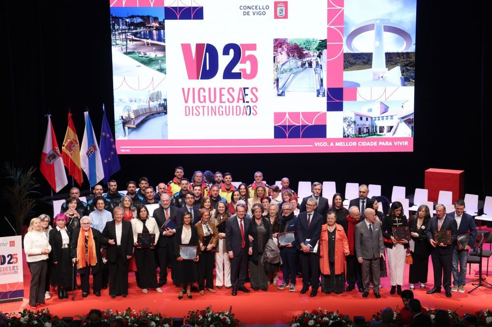 Foto de familia dos Vigueses Dsitinguidos 2025