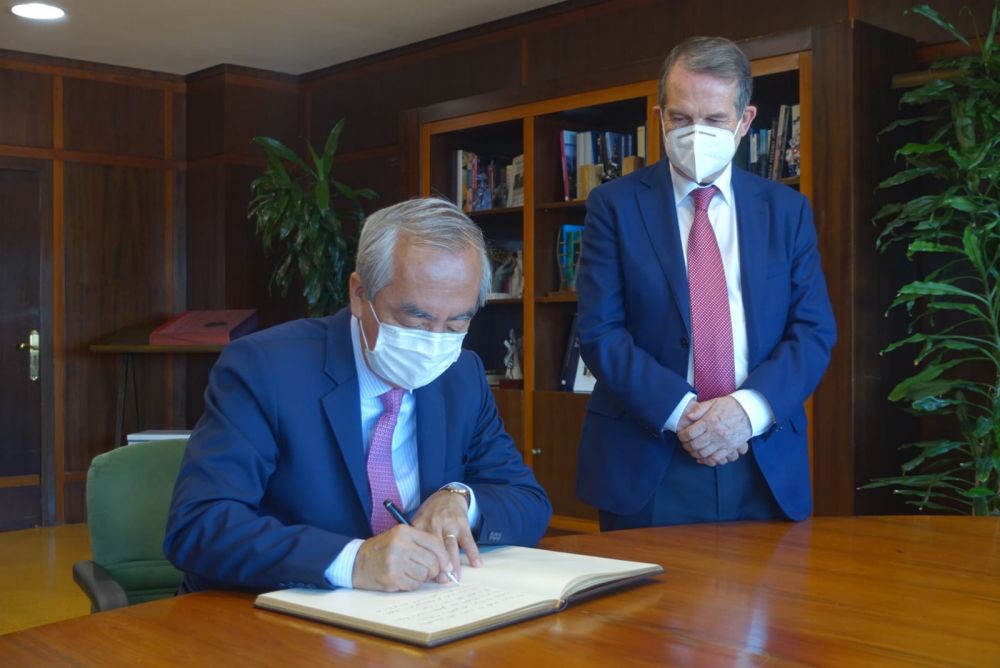 O embaixador de Xapón en España na firma do libro do Concello de Vigo