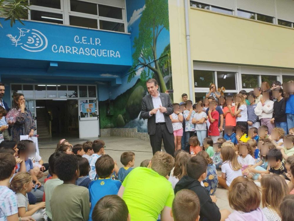 Foto de arquivo do alcalde nunha visita ao Ceip Carrasqueira en xuño de 2023