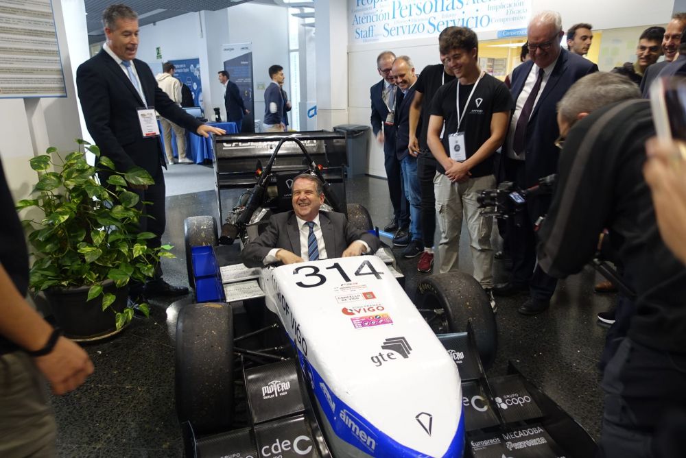 O alcalde probando o prototipo de Fórmula 1 deseñado na Universidade de Vigo