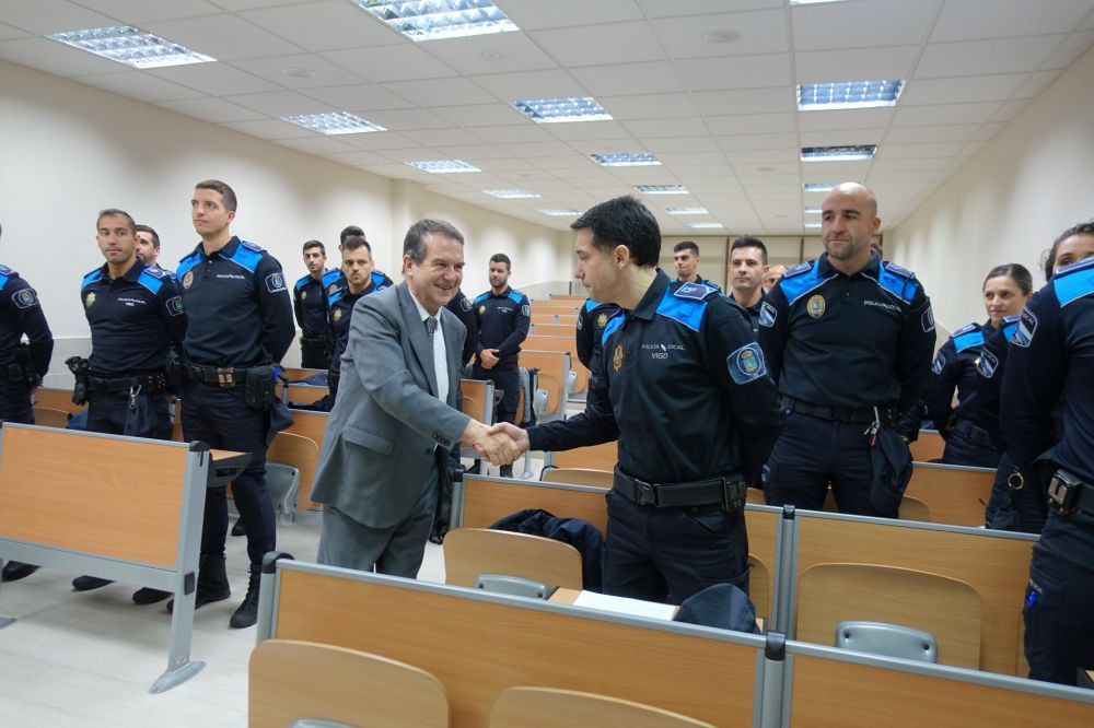 O alcalde saúda a axentes da Policía Local. Foto de arquivo