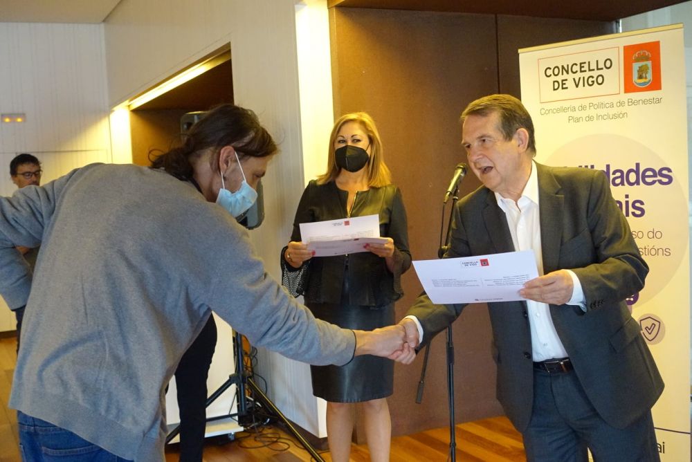 O alcalde na entrega de diplomas do curso de "Habilidades Dixitais" xunto a edil de Benestar, Yolanda Aguiar