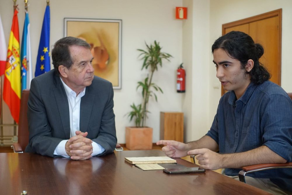 O alcalde recibe a Iago Lago, a persoa que atopou o exemplar do Romancero Gitano asinado por Federico García Lorca