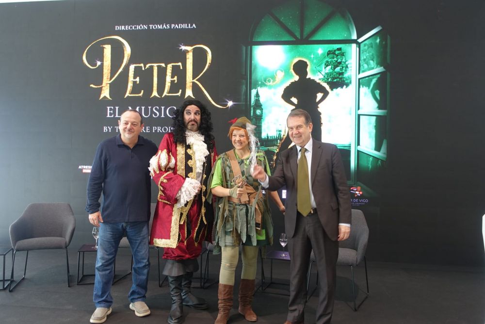 O alcalde, Peter Pan e o Capitán Garfio durante a presentación do musical