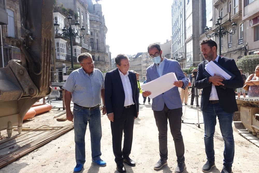 O alcalde xunto ao edil de Vías e Obras, Javier Pardo, e os técnicos municipais.