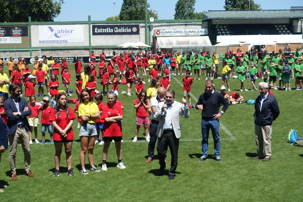O alcalde xunto ao deputado de Deportes, Gorka Gómez, e a directiva do Coruxo FC, ademais dos monitores e participantes do Campus