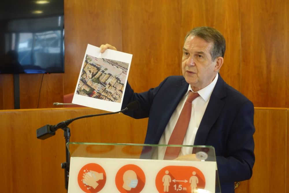 O alcalde amosa a superficie afectada no Berbés