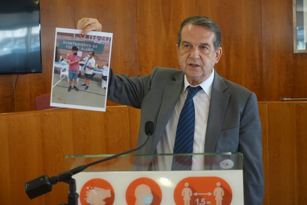 Abel Caballero mostrou en rolda de prensa a vacinación nun polideportivo de Fuente Álamo, municipio murciano de 16.000 habitantes.