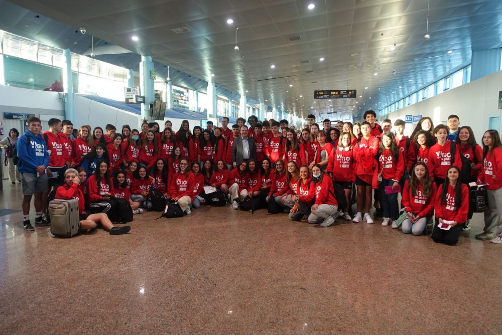 O alcalde despediu este xoves no aeroporto a estudantes becados polo Concello do programa "Vigo en Inglés", que saían ao Reino Unido
