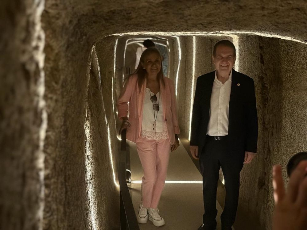 O alcalde e Carmela Silva no interior do túnel da Muralla