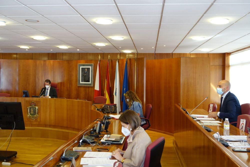 O concelleiro de Facenda, Jaime Aneiros, á dereita da imaxe, deu conta ante o Pleno do informe trimestral de Tesourería