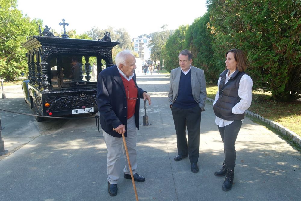 O alcalde visita a exposición co coche fúnebre antigo municipal
