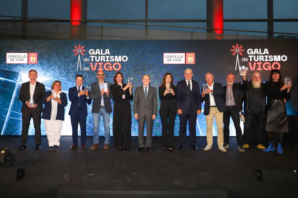 Foto de familia dos galardoados na I Gala de Turismo de Vigo