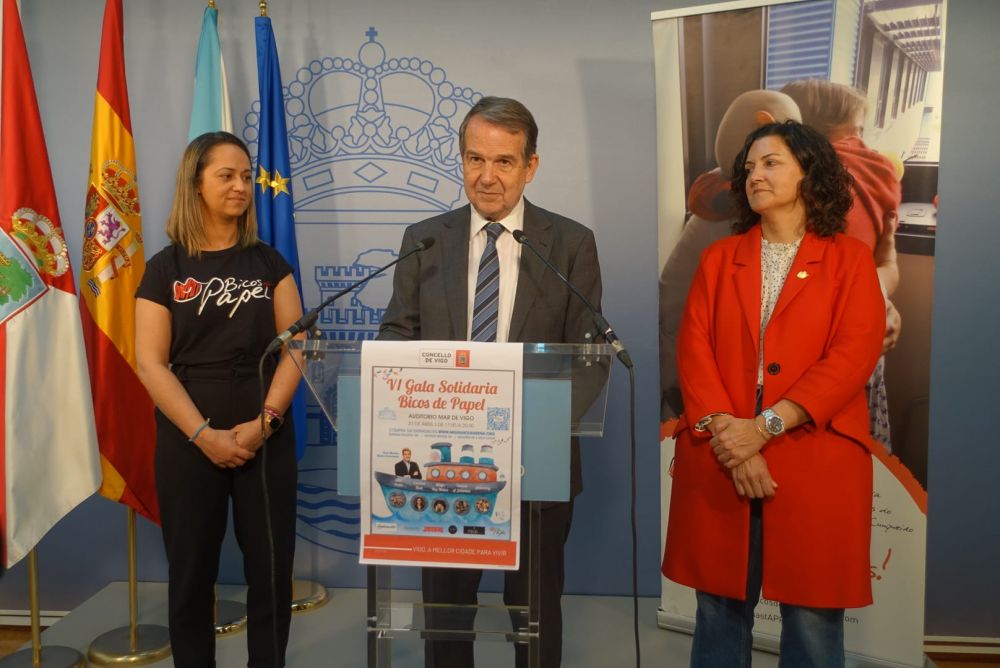 O alcalde, Natalia Dieste e Milagros Martínez durante a presentación da Gala solidaria