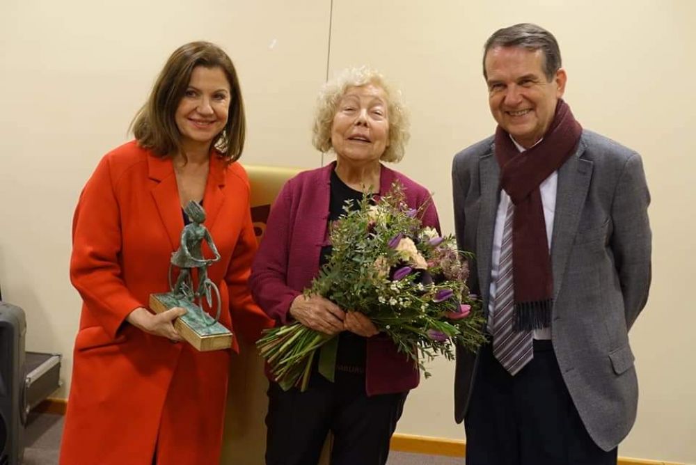 Foto de aquivo do alcalde con María Xosé Queizán na entrega do Premio Ernestina Otero de Igualdade 2019