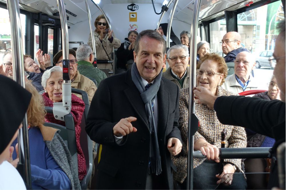 Foto de arquivo: Abel Caballero no Vitrasa na nova liña de autobús urbano entre As Travesas e Alcabre