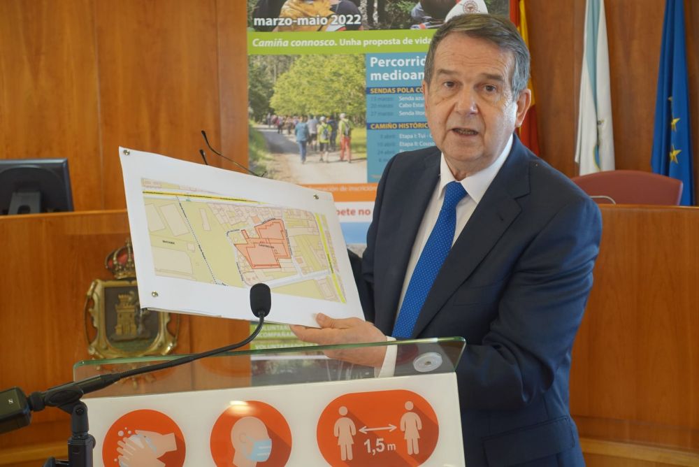 O alcalde, este venres, mostrando un plano do ámbito afectado polo permiso municipal.