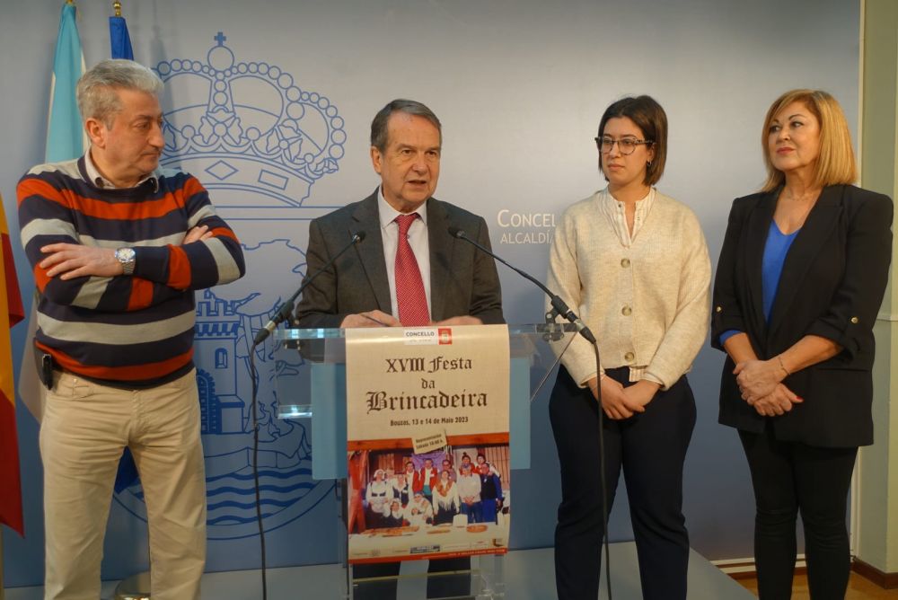 O alcalde, a concelleira Yolanda Aguiar, Vanesa Domínguez e Juan Portas durante a presentación