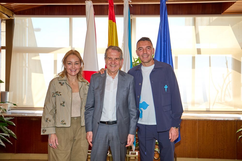 Foto de arquivo do alcalde con Iago Aspas e Marian Mouriño