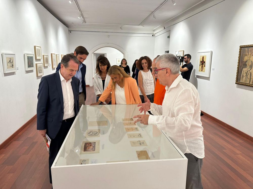 Abel Caballero cos concelleiros Carmela Silva e Gorka Gómez na mostra da Casa das Artes