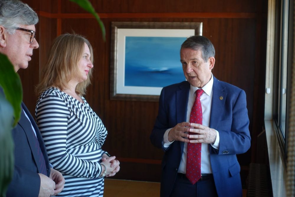 O alcalde e a embaixadora de Polonia en Madrid na súa visita a Vigo
