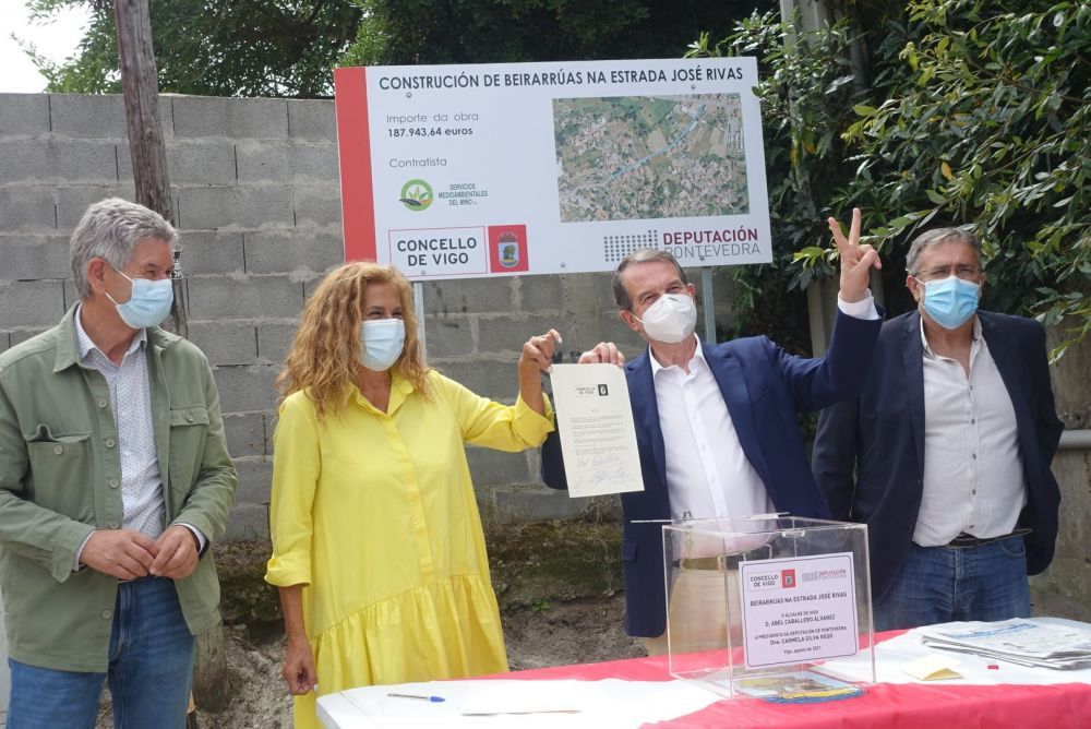 O alcalde puxo en valor as "humanizacións" no rural, como a iniciada o pasado día 6 deste mes na rúa José Rivas, en Coruxo