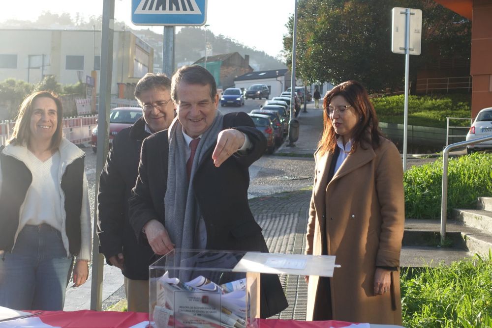 O alcalde xunto a parte da equipa de goberno na primeira pedra da instalación de ramplas mecánicas en Teis