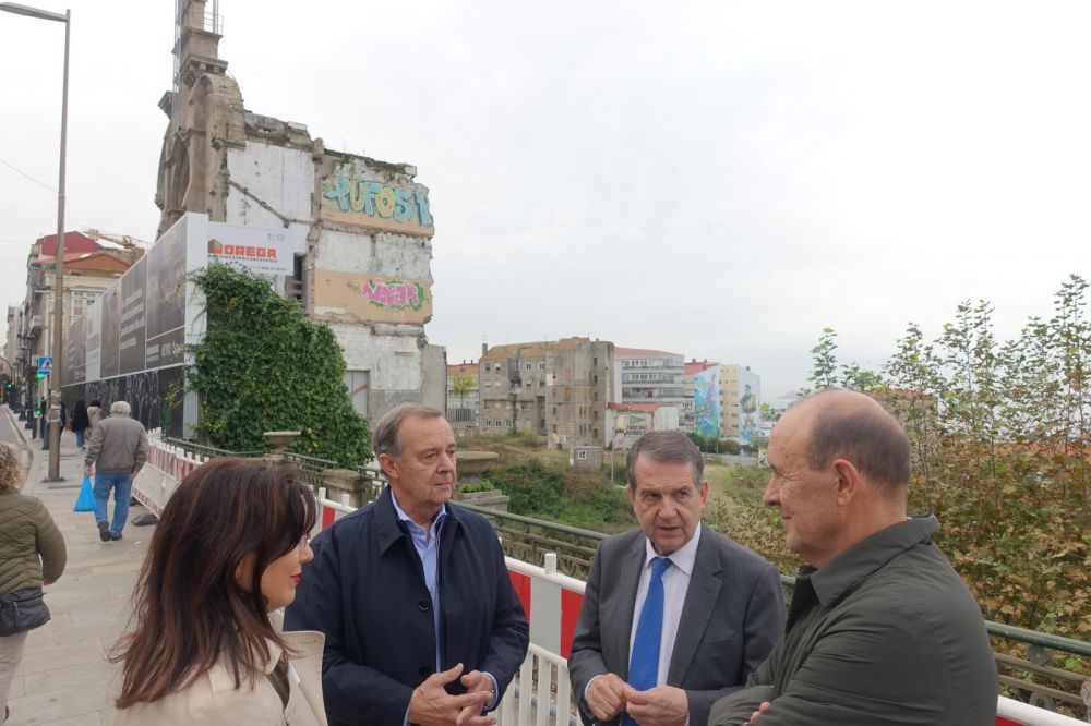 O alcalde e a concelleira de Urbanismo durante unha visita co arquitecto Alfonso Penela ao Barrio do Cura