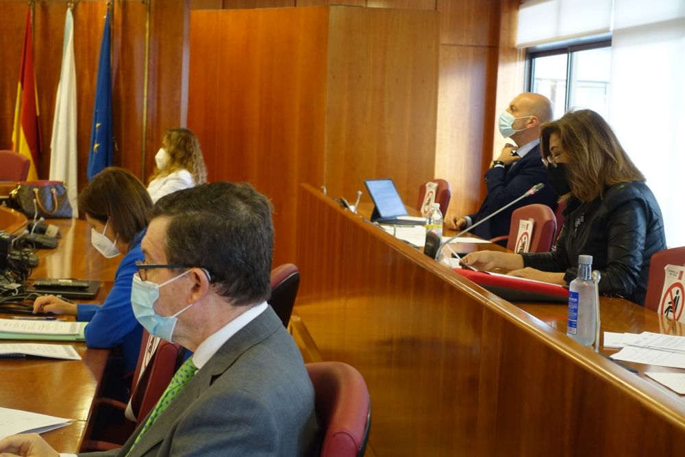 Yolanda Aguiar, á dereita da imaxe, dando lectura á declaración institucional no Pleno da Corporación deste mércores