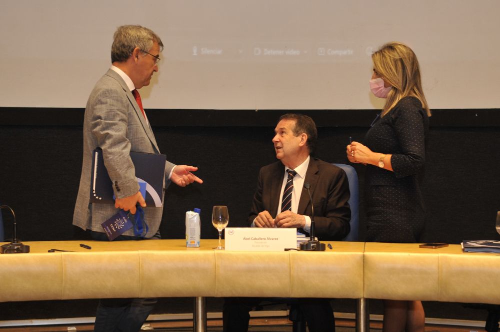 O presidente da FEMP, Abel Caballero, xunto aos vicepresidentes, a alcaldesa de Toledo e o rexedor de Estepona