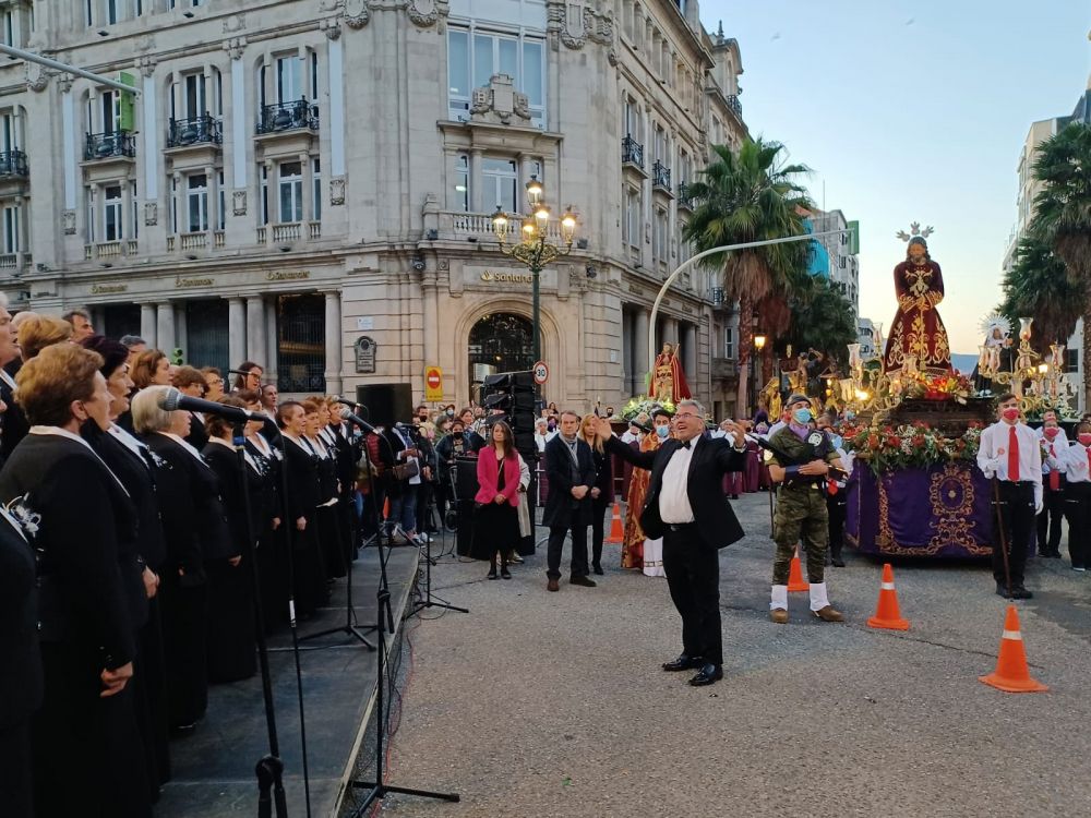 O alcalde presenza a actuación da Coral de Zamáns na procesión do Xoves Santo