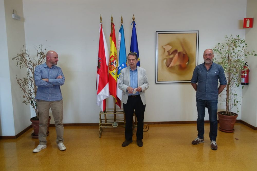 O alcalde, xunto a Carlos Domínguez, "Piti", á esquerda da imaxe, e Joako Ezpeleta