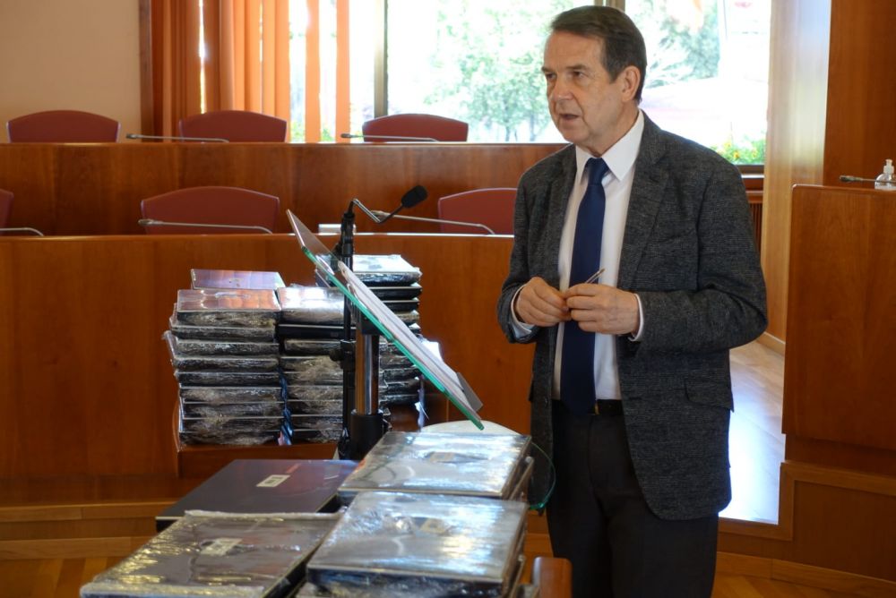 O alcalde compareceu cunha mostra dos portátiles que se entregarán ao alumnado
