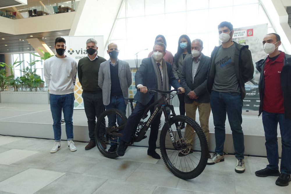 O alcalde na presentación do Vigo Bike Contest en 2022