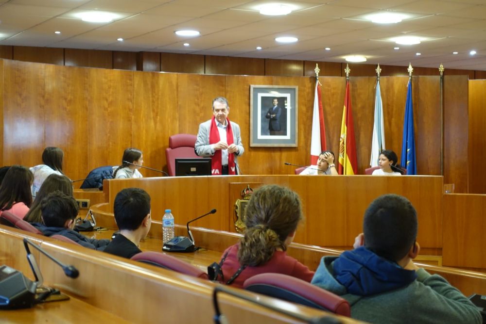 Abel Caballero, no salón de plenos de Vigo cos alumnos do Ceip O Pombal