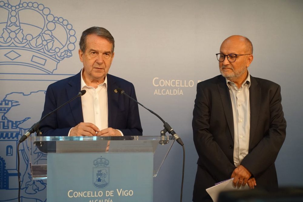 O alcalde e Abel Losada durante a presentación da programación