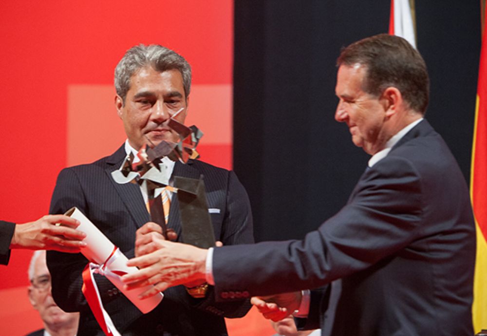 O alcalde entrega o Vigués Distinguido 2015 a Carlos Mañas