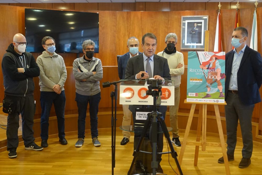 Imaxe da rolda de presentación do cartel deste ano, coa presenza do alcalde e da Asociación Veciñal e Cultural do Casco Vello, a inicios de mes.