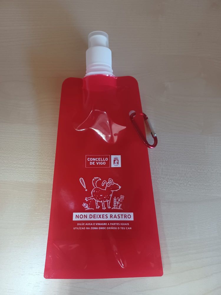 Botella reciclable que se distribúe en Teis para a limpeza das deposicións das mascotas na rúa