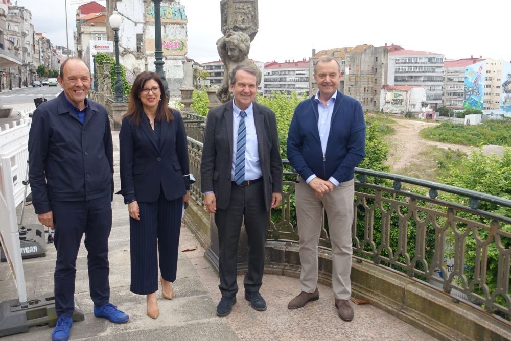 O alcalde e a concelleira de Urbanismo, María Xosé Caride, nunha visita xunto ao arquitecto da obra este mes de maio