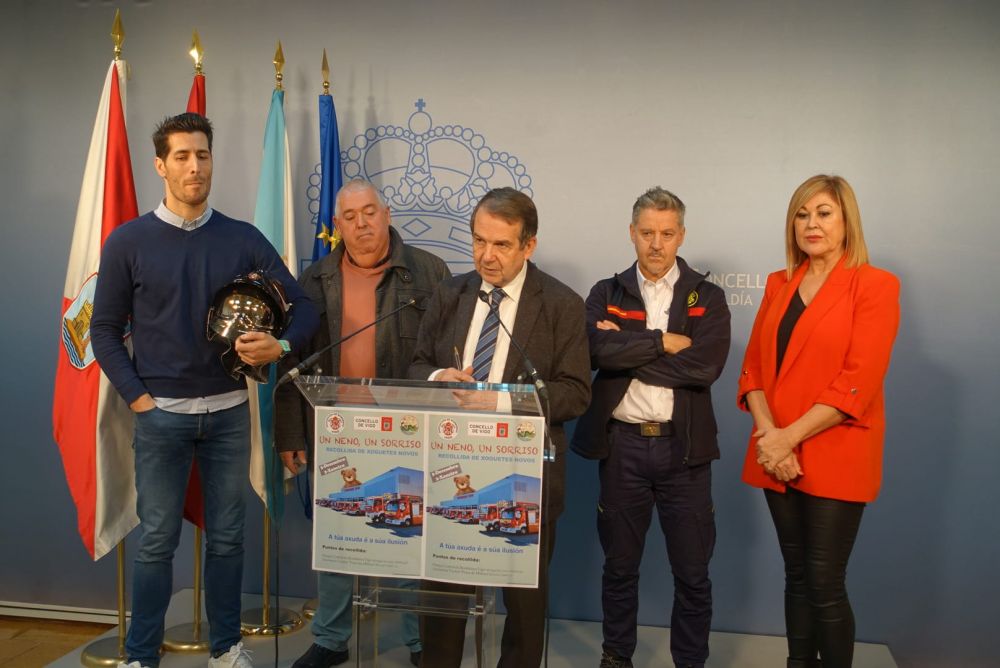 O alcalde, a concelleira de Benestar Social, Yolanda Aguiar, e unha representación da Asociación de Bombeiros de Vigo