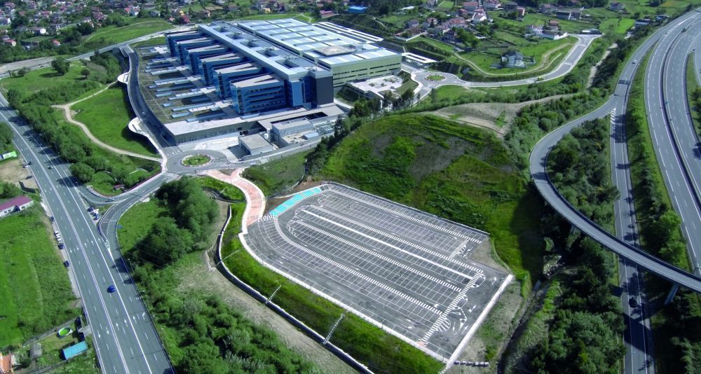 Imaxe aérea do aparcamento municipal no Hospital Álvaro Cunqueiro