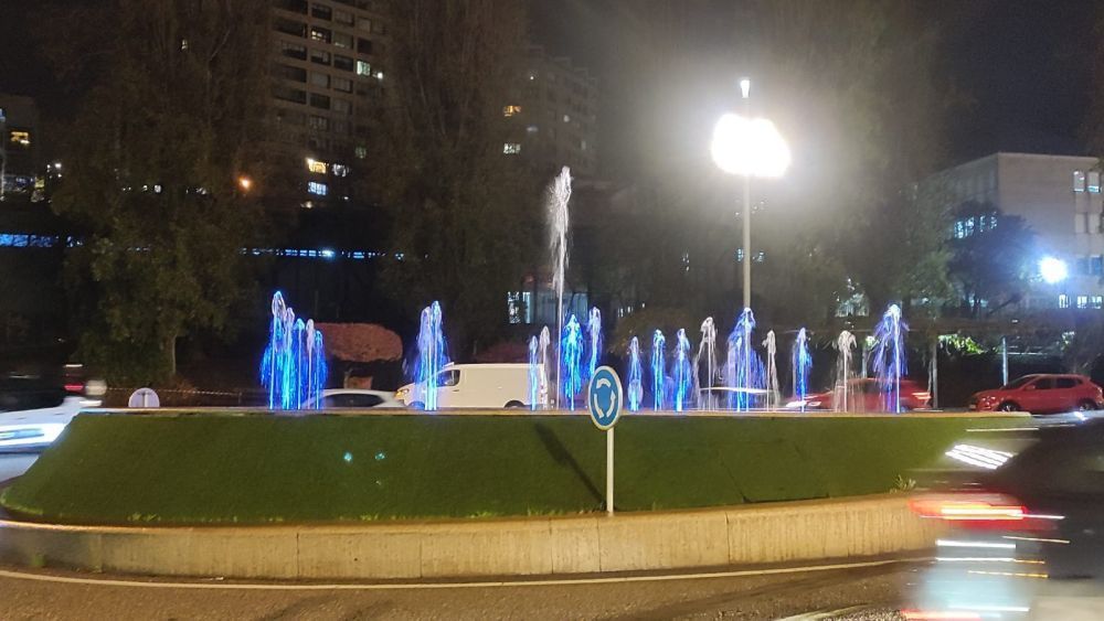 Foto de arquivo das Fontes de Aragón iluminadas de azul