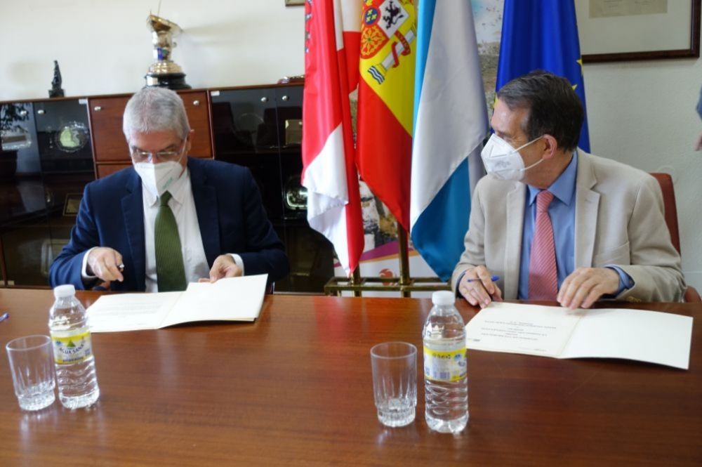 O alcalde, Abel Caballero, e o presidente de Renfe, Isaías Táboas, en outubro de 2020.