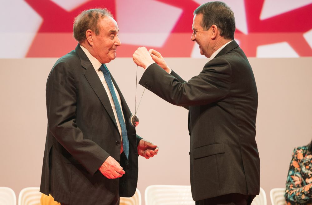 Abel Caballero impón a medalla de Vigués Distinguido a José Silveira