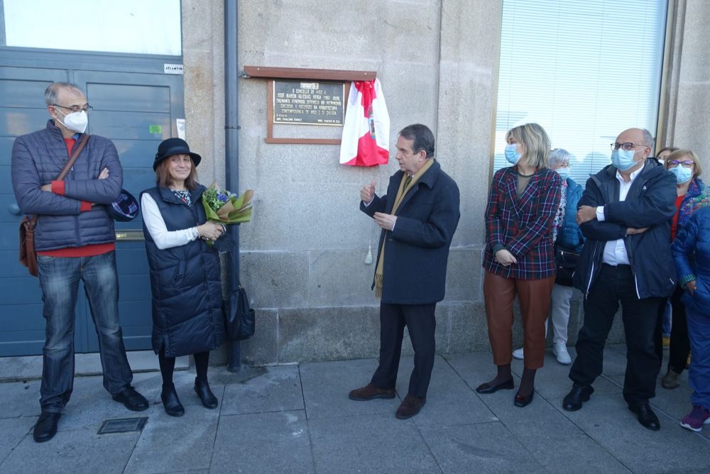 O alcalde pronunciou unhas verbas unha vez descuberta a placa conmemorativa.