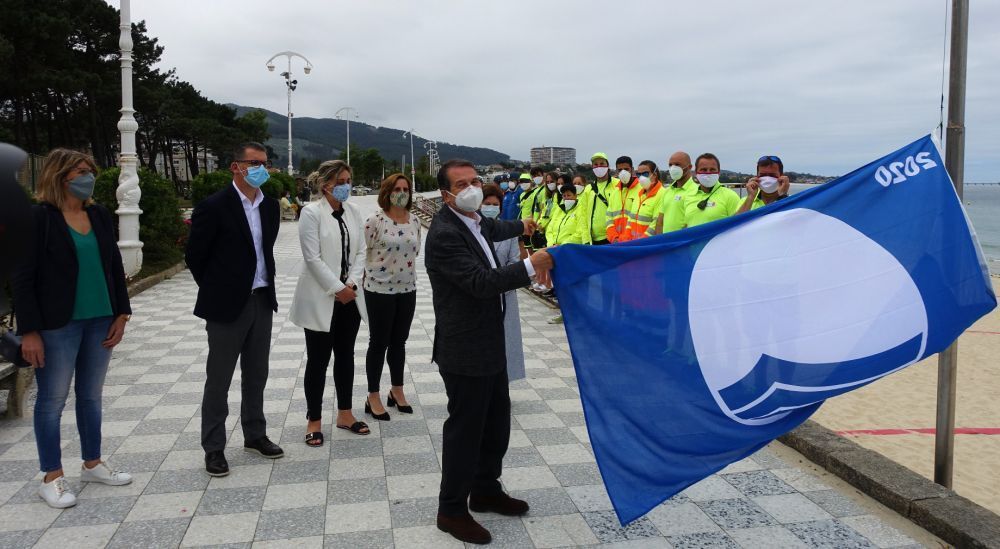 Arquivo: O alcalde izando a bandeira azul en Samil no 2021